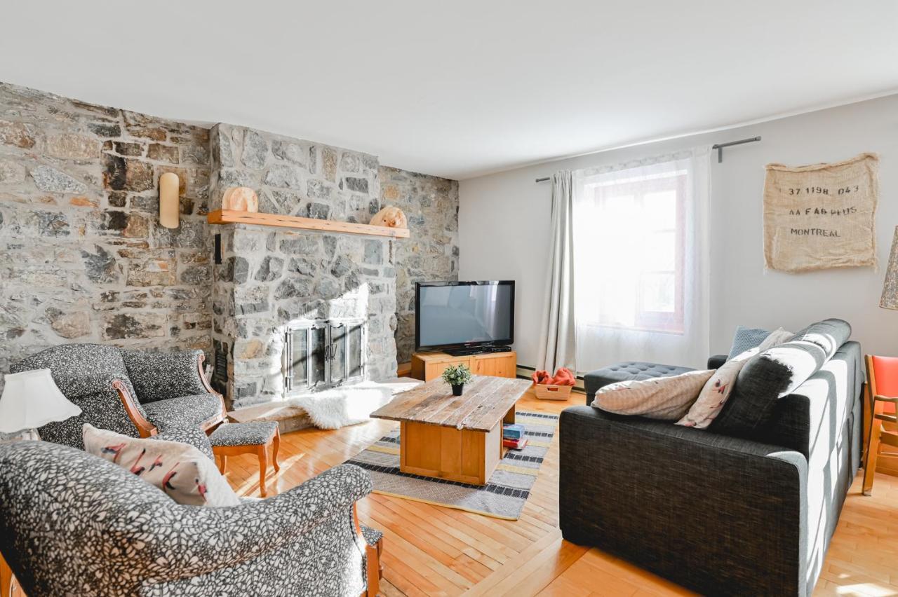 L'Auberge Du Qg La Prairie Bagian luar foto