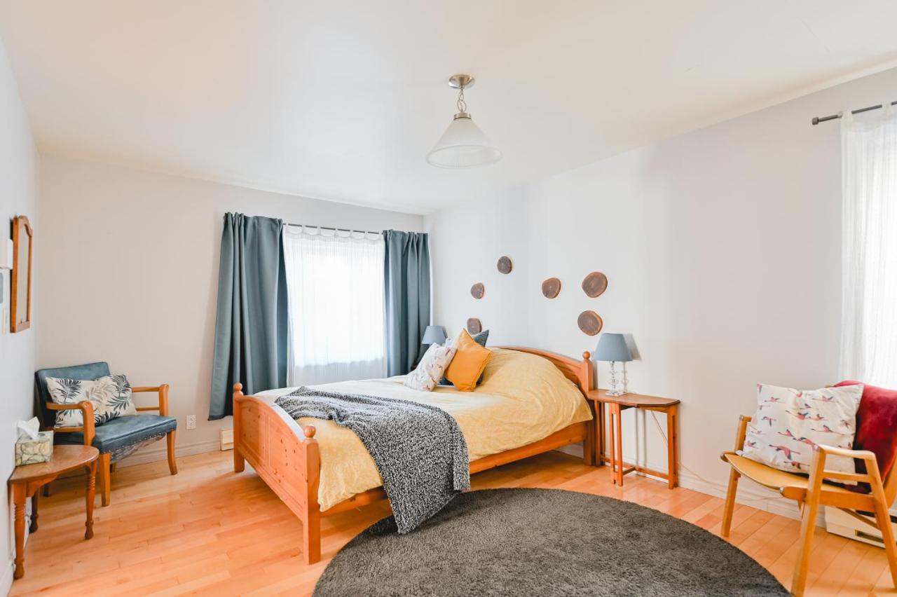 L'Auberge Du Qg La Prairie Bagian luar foto