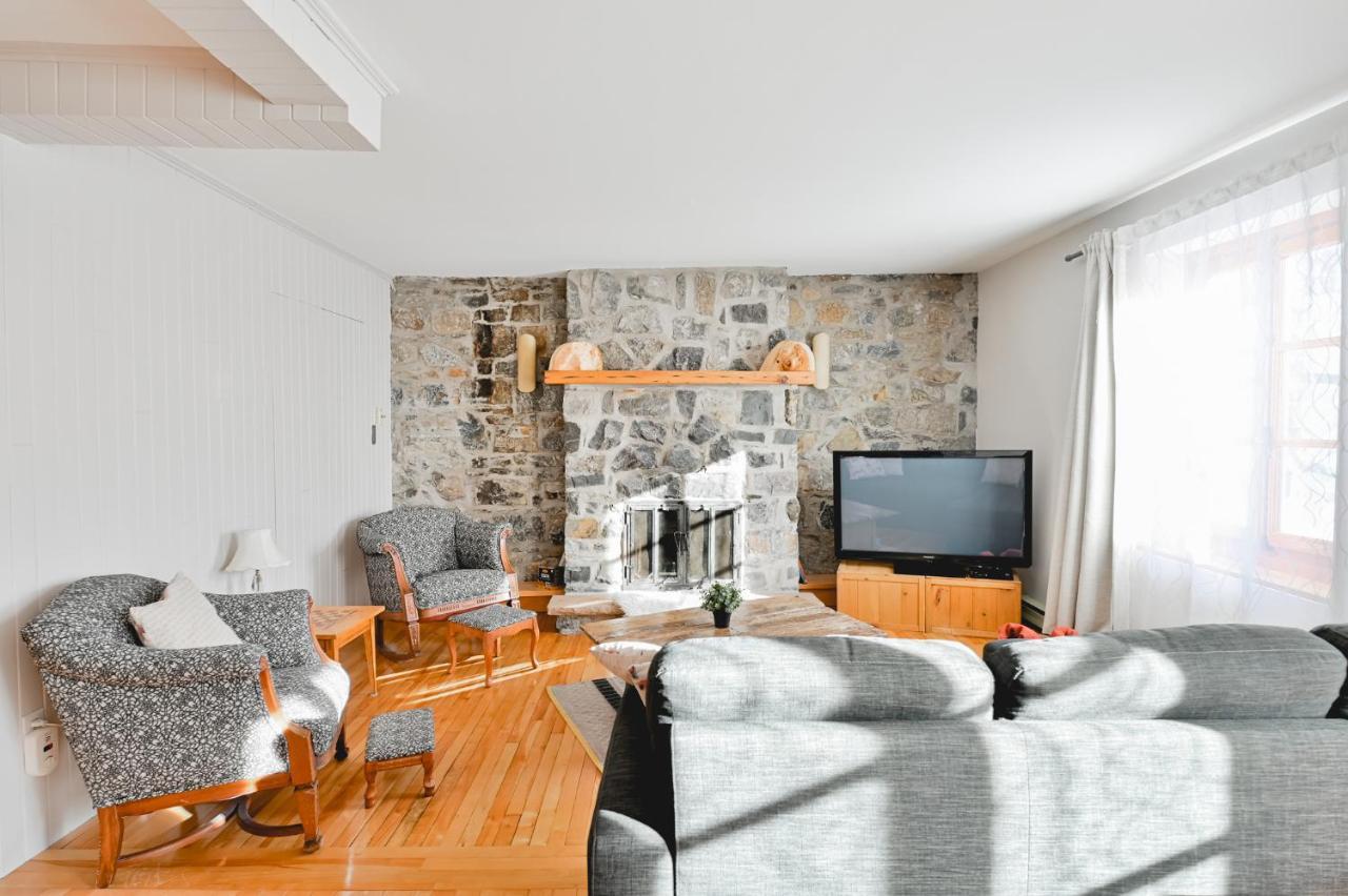L'Auberge Du Qg La Prairie Bagian luar foto