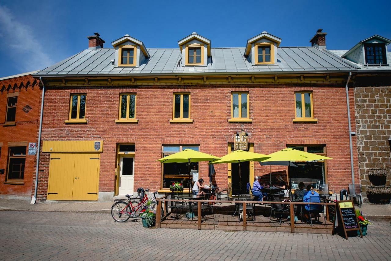 L'Auberge Du Qg La Prairie Bagian luar foto